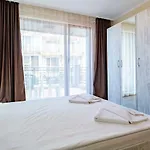 Rose Gardens מלון דירות 4*