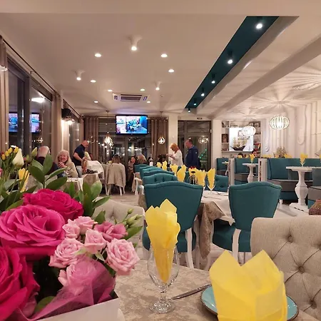 Aparthotel Rose Gardens 2*